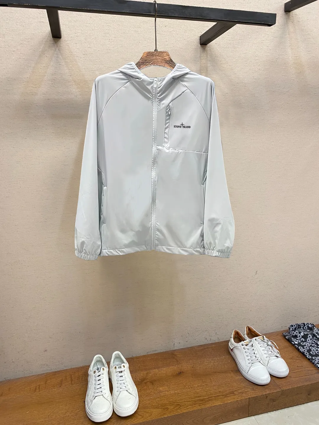 P290 Stone Island sun protection jacket, a cool and popular thin jacket made of super soft fabric. Fashionable urban versatile style, a must-have item in summer, quick-drying clothes, quick dehydration and drying after washing, the upper body is breathable and fashionable and beautiful. The specially supplied fabrics are all polyester fiber fabrics imported from the UK. They have a light luster, unique texture, soft and smooth feel, and excellent details. It is not a product that can be compared with ordinary fabrics. Customized original logo hardware and accessories design! The details are very good. Give outdoor users a full experience and complete protection, bringing us closer to the challenges of nature, sun protection fabrics! A must-have item for trendy men and trendy women, highly recommended! Size:Size:S-XL